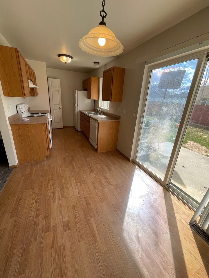 425 W Shore Dr #1 - Photo 5 of 18