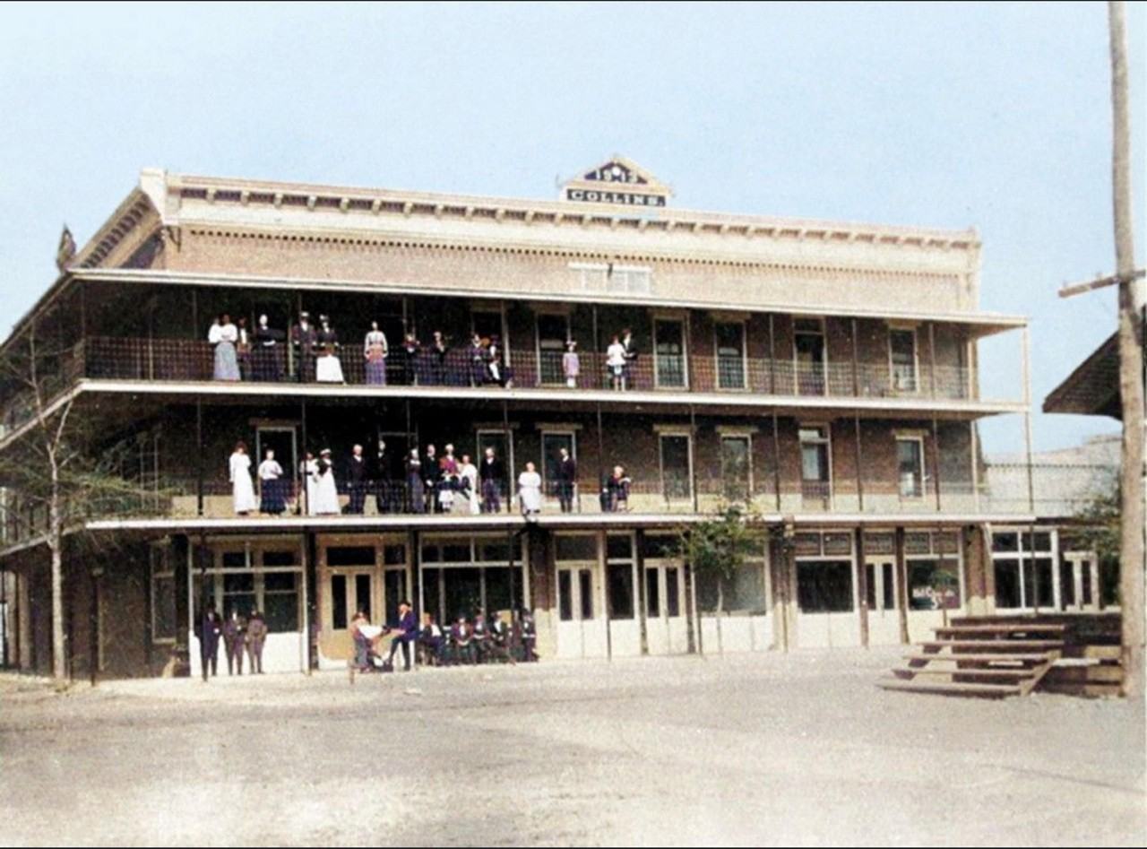 Umatilla Colonial Apartments - Photo 2 of 2
