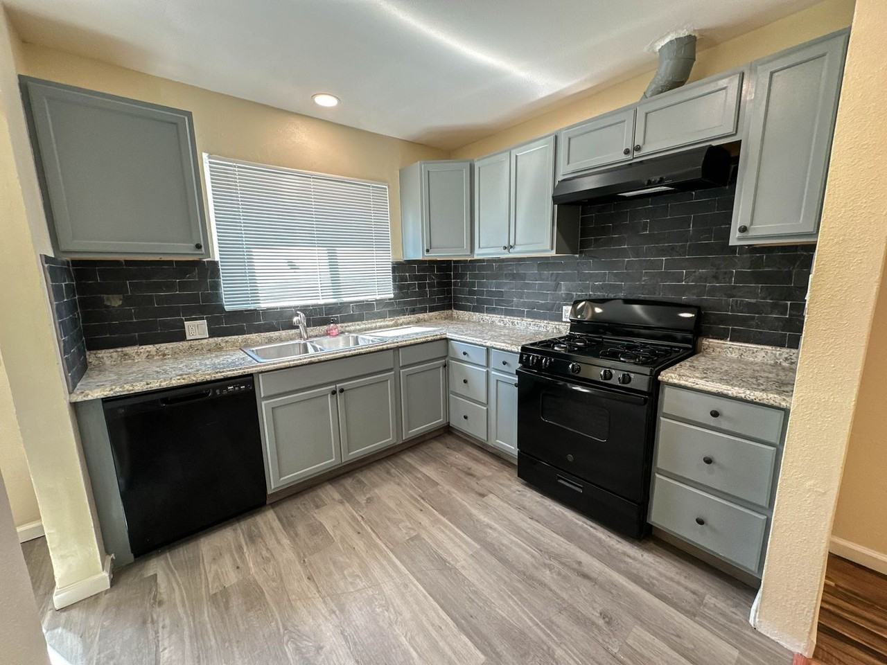 5702 Vineland Ave - Photo 5 of 14