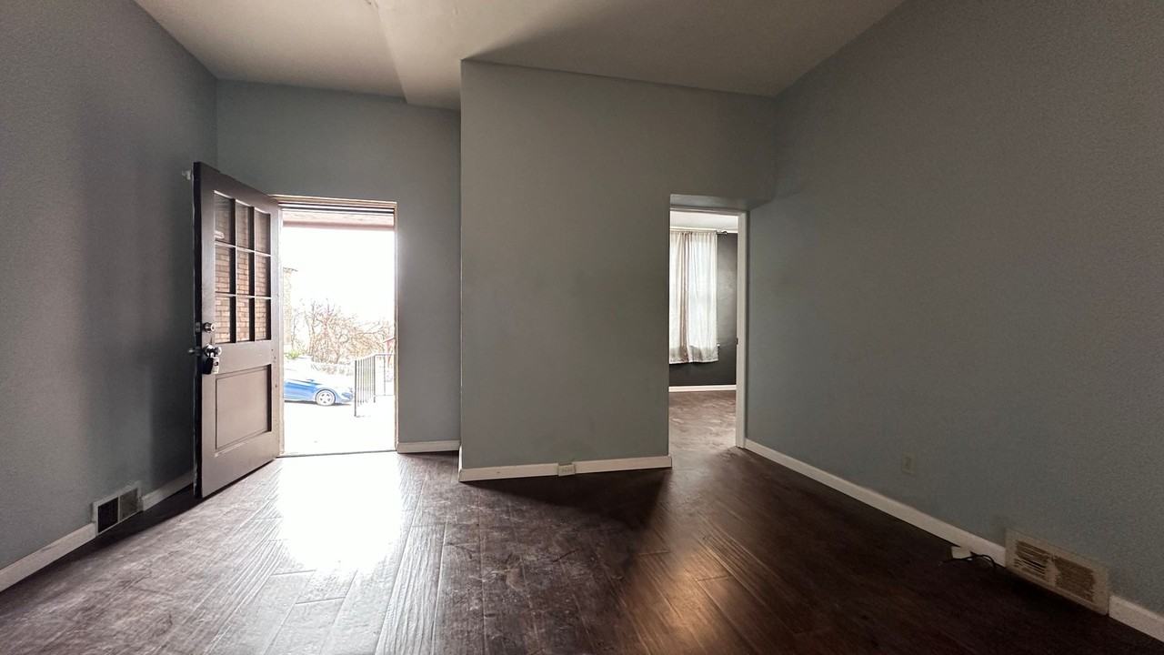 7634 Roslyn St Pittsburgh PA 15218 - Photo 2 of 11