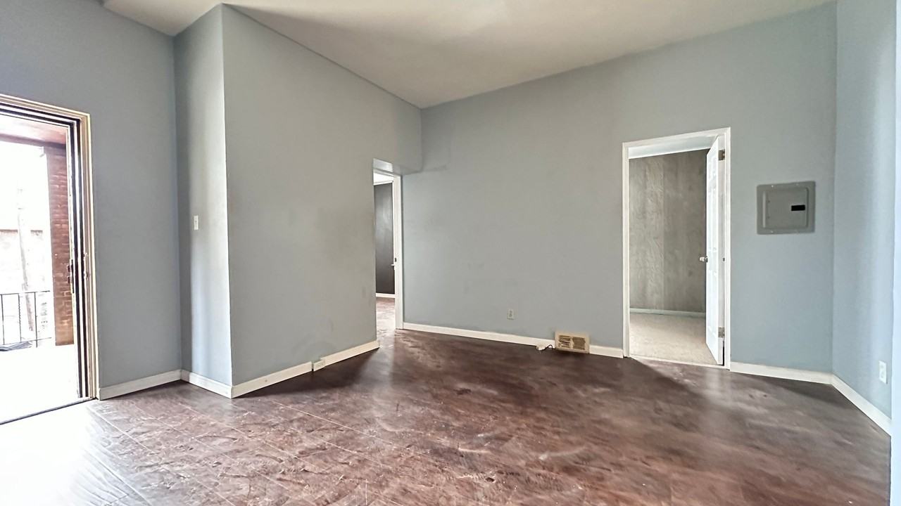 7634 Roslyn St Pittsburgh PA 15218 - Photo 3 of 11