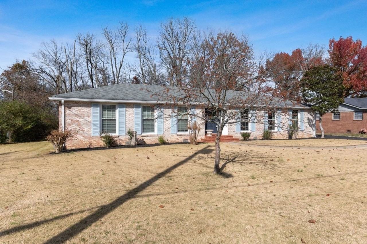 220 Bartonwood Dr - Photo 2 of 40