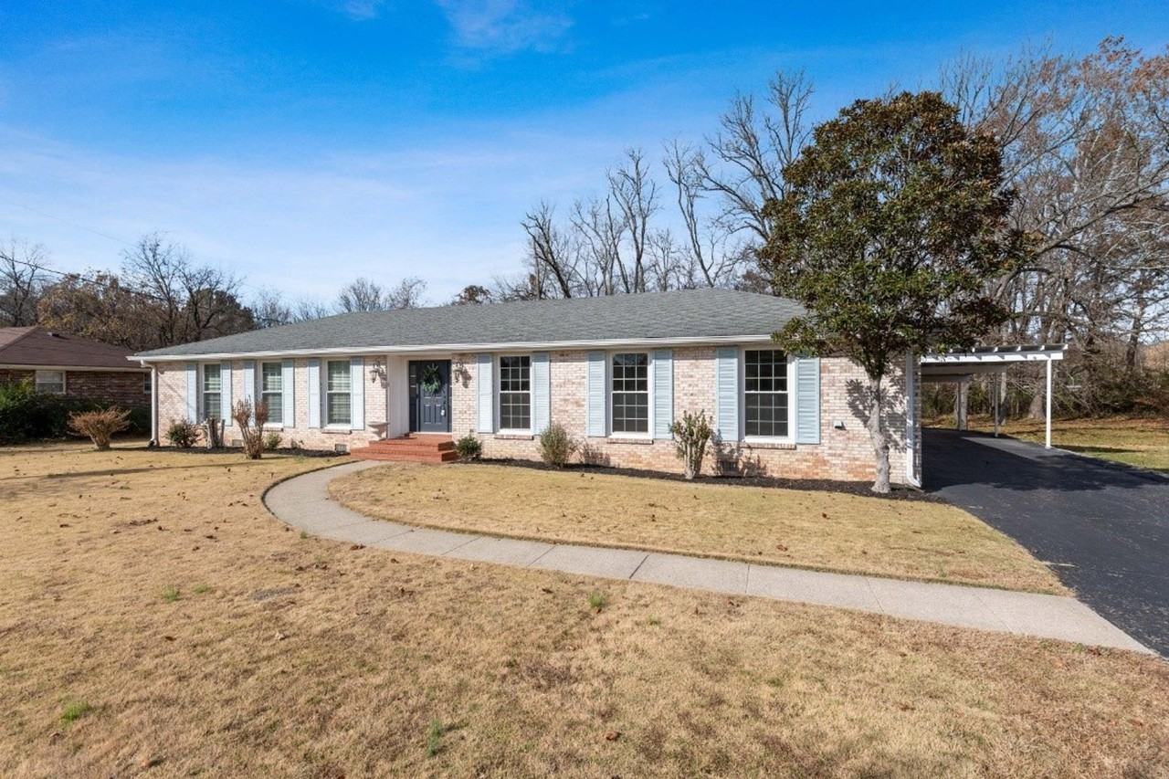 220 Bartonwood Dr - Photo 3 of 40