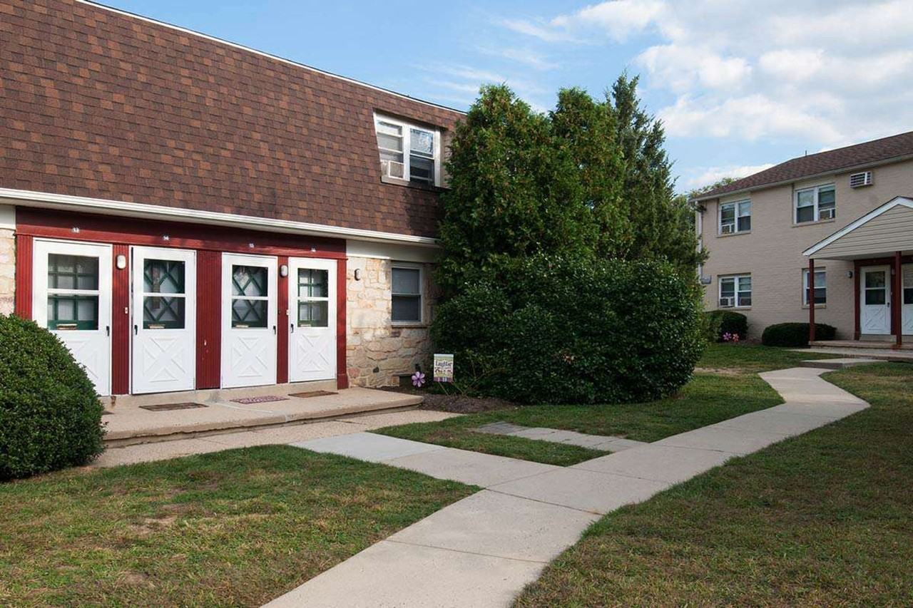 118 Norwalk Rd - Photo 3 of 6