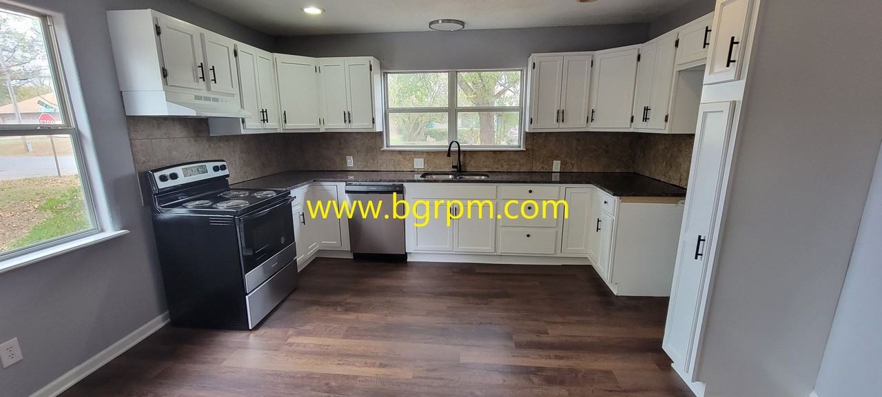 810 N Holly St - Photo 3 of 11