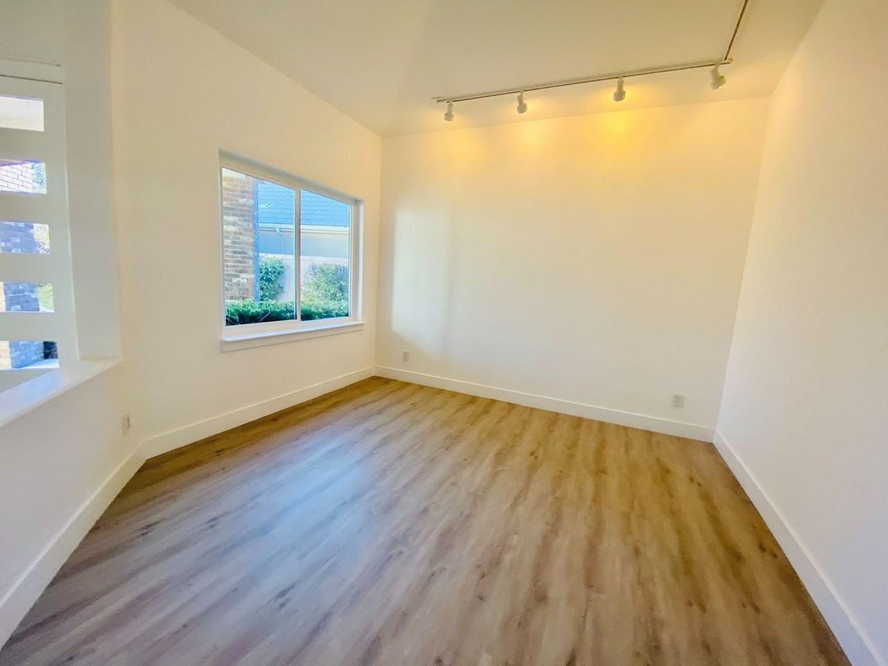 9800 Camden Hills Ave - Photo 5 of 25
