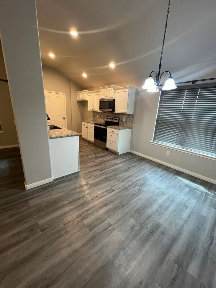 1737 Sweetwater Ln - Photo 3 of 12