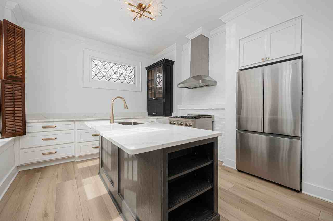 1371 Michigan Ave - Photo 7 of 32