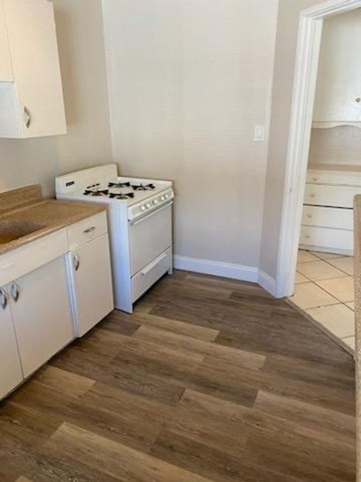 2530 S St - Photo 2 of 20