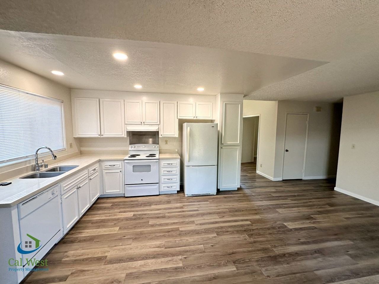421 Gwinn Ct - Photo 4 of 25