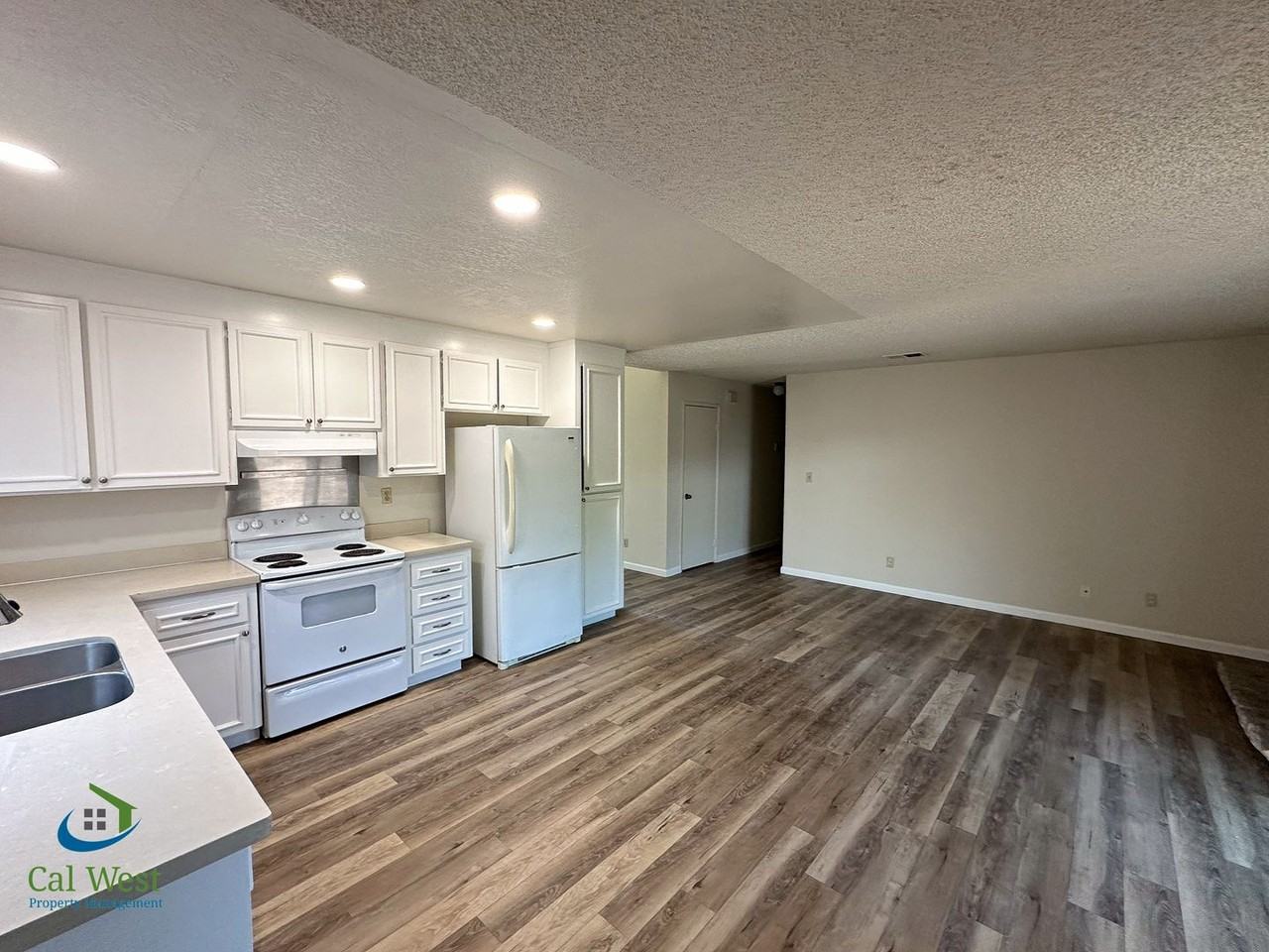 421 Gwinn Ct - Photo 5 of 25