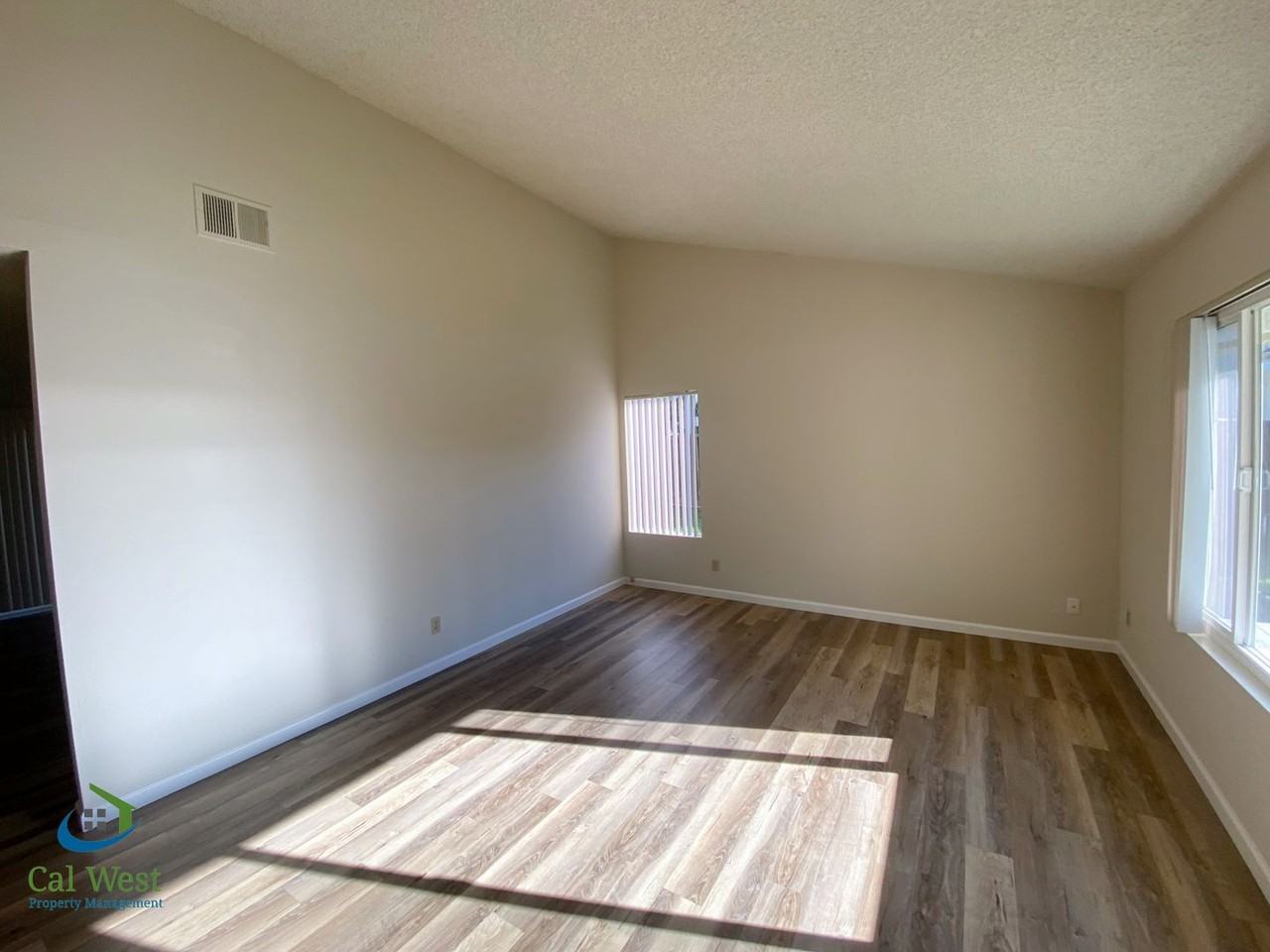 421 Gwinn Ct - Photo 6 of 25