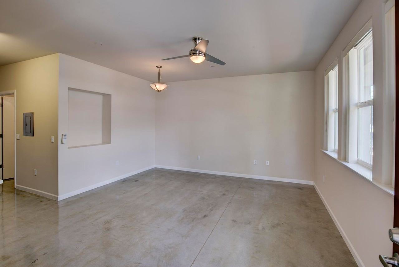 00371743 - Photo 3 of 7