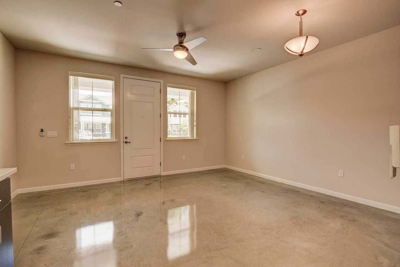 00371743 - Photo 4 of 7