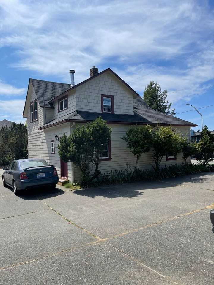 815 25th St - Photo 3 of 18