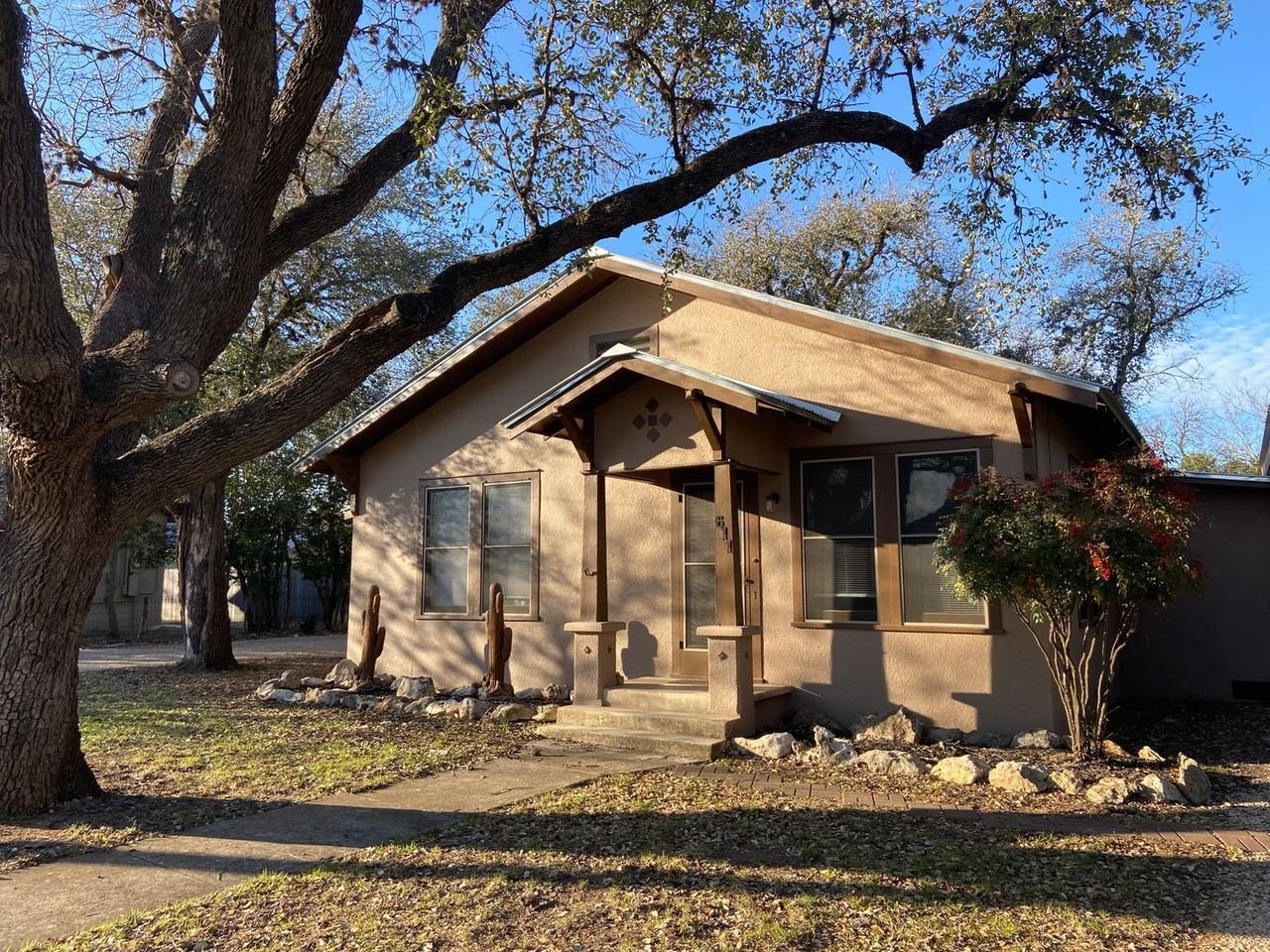 611 13th St - Photo 2 of 14