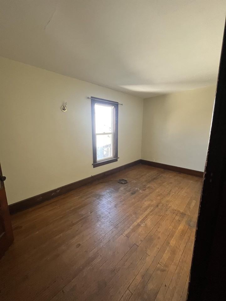 397 S Lawn Ave - Photo 3 of 8