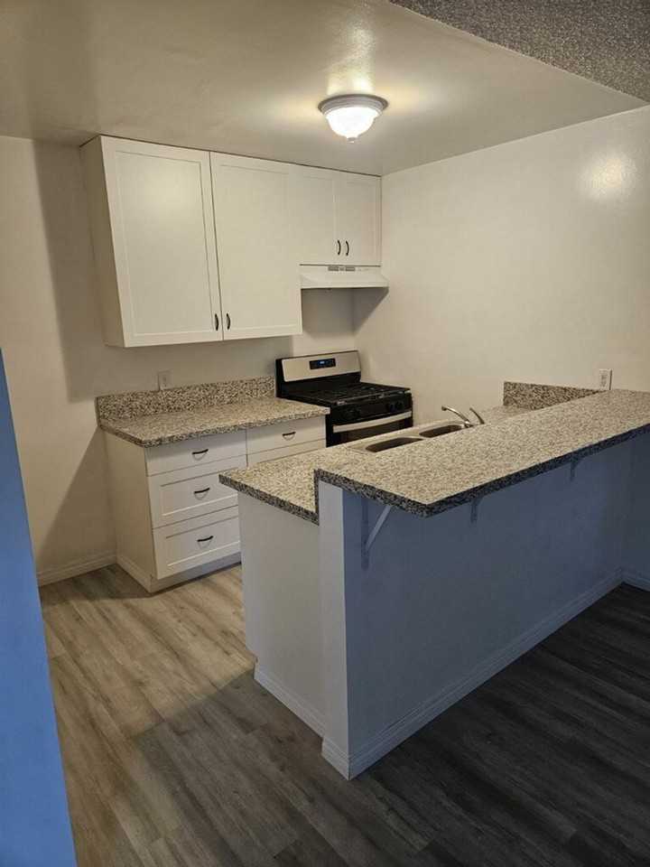 5201 Demaret Ave - Photo 2 of 7