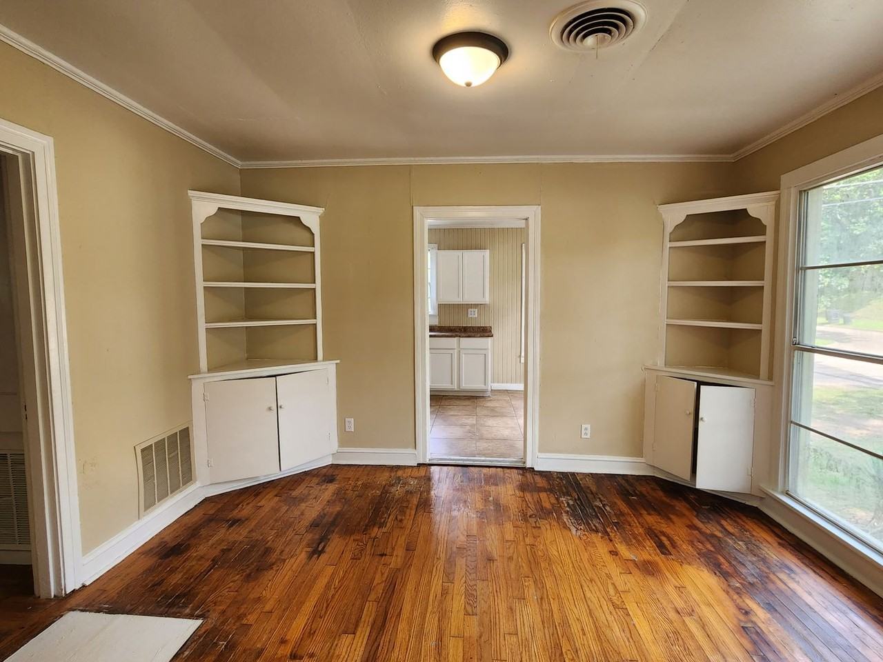 102 College St - Photo 3 of 11