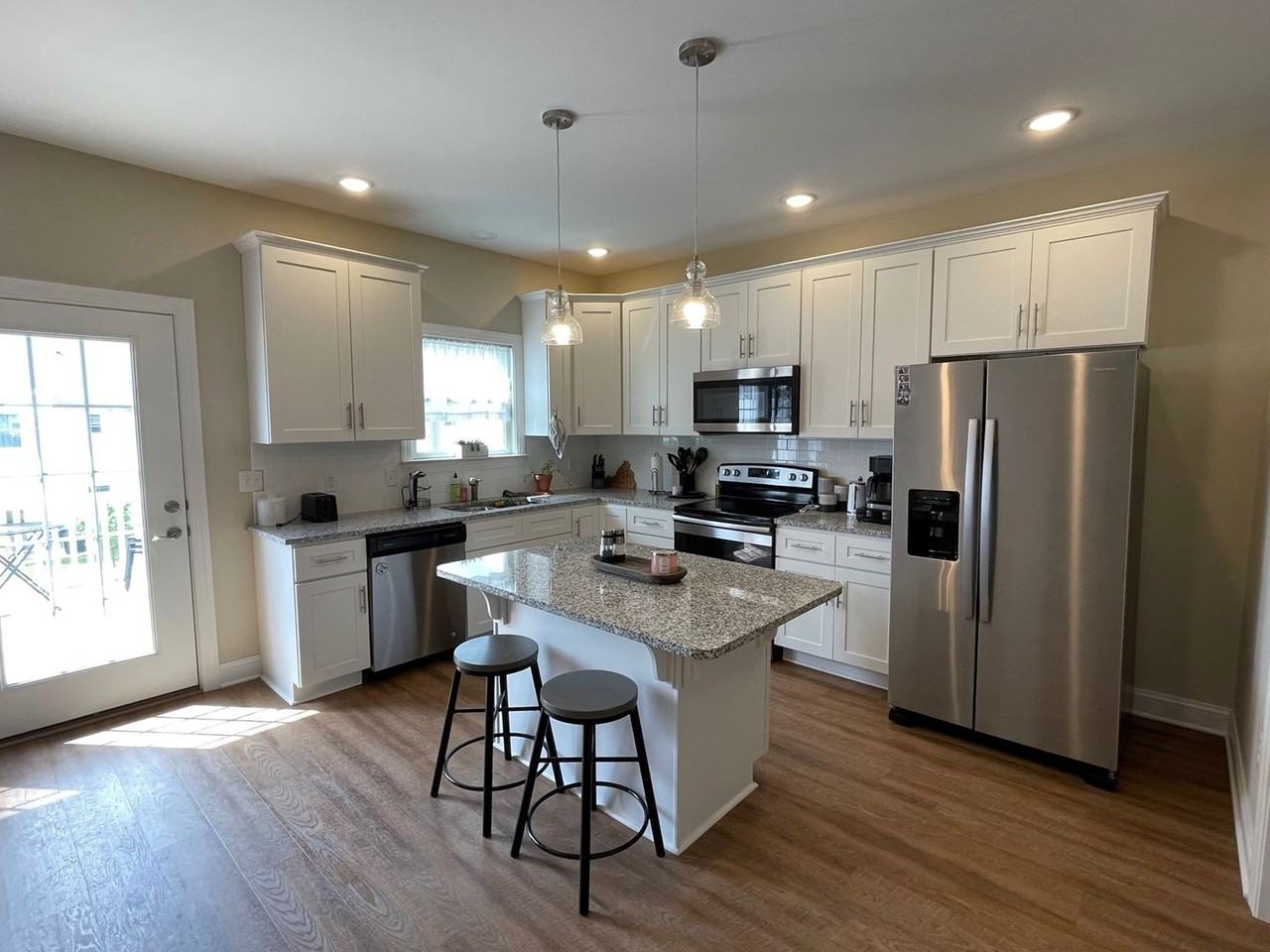 2223 Deyerle Ave - Photo 3 of 16