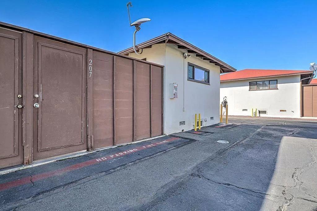 207 Del Mar Ave #207 - Photo 3 of 10