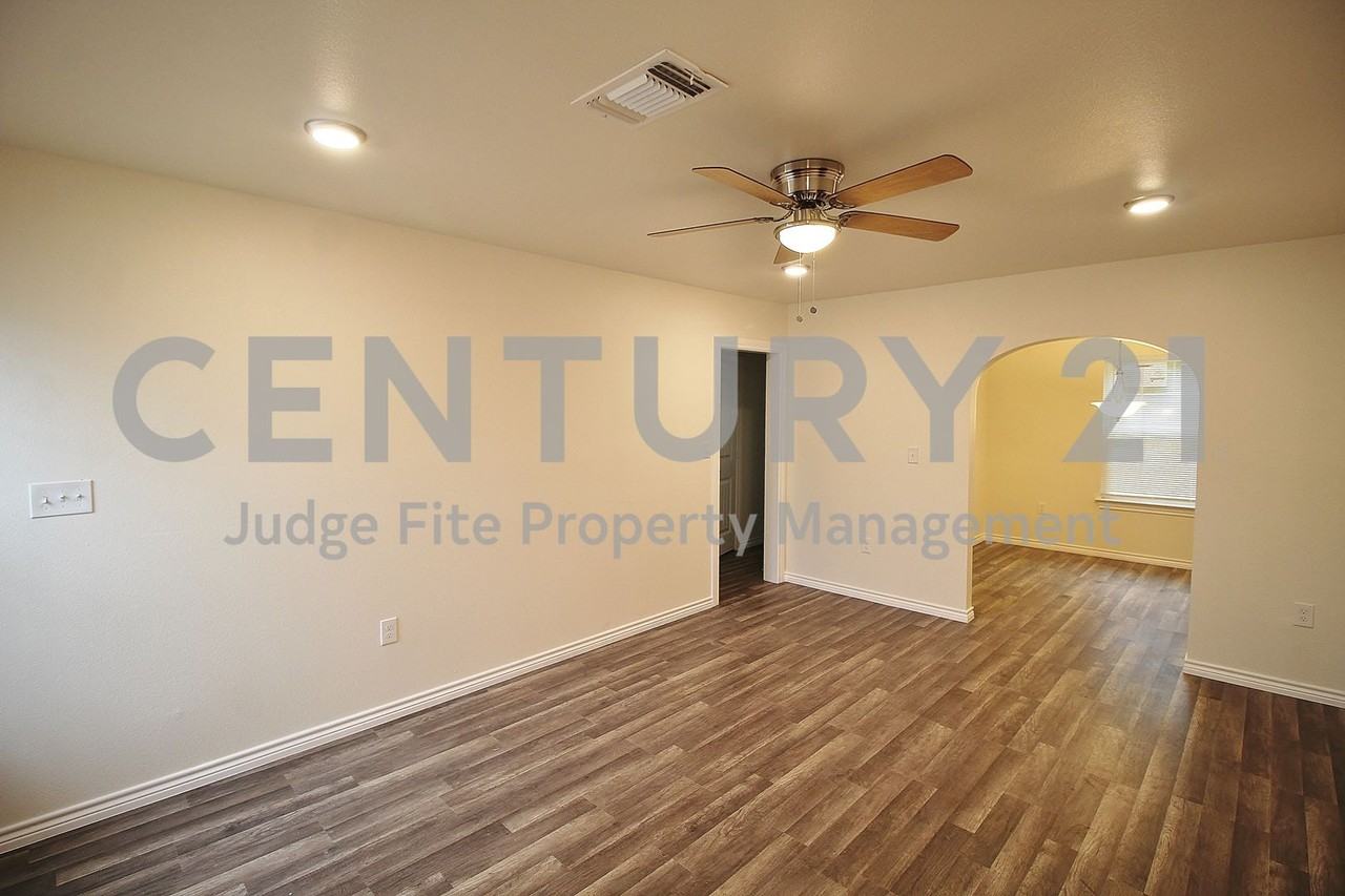1508 Lynn Haven Ave - Photo 3 of 11