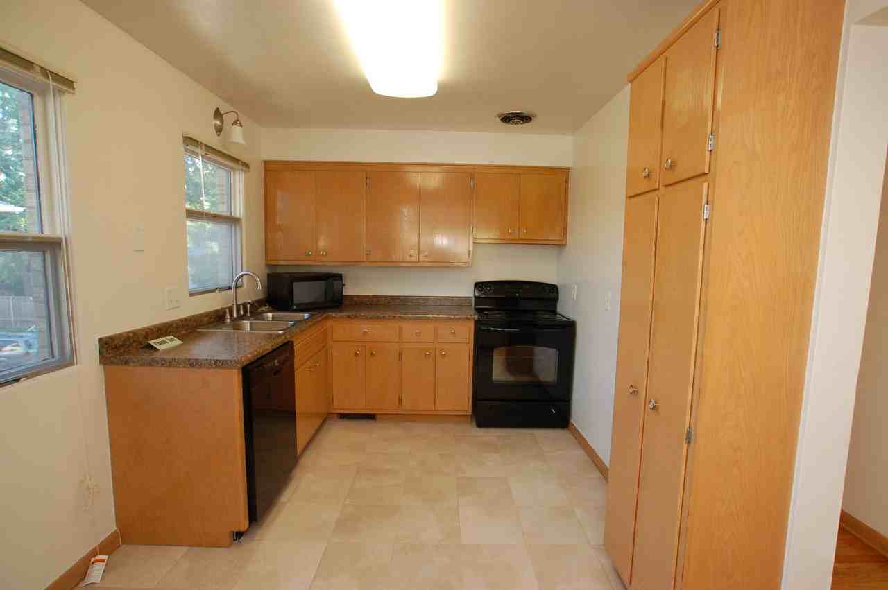 505 Midvale - Photo 2 of 12