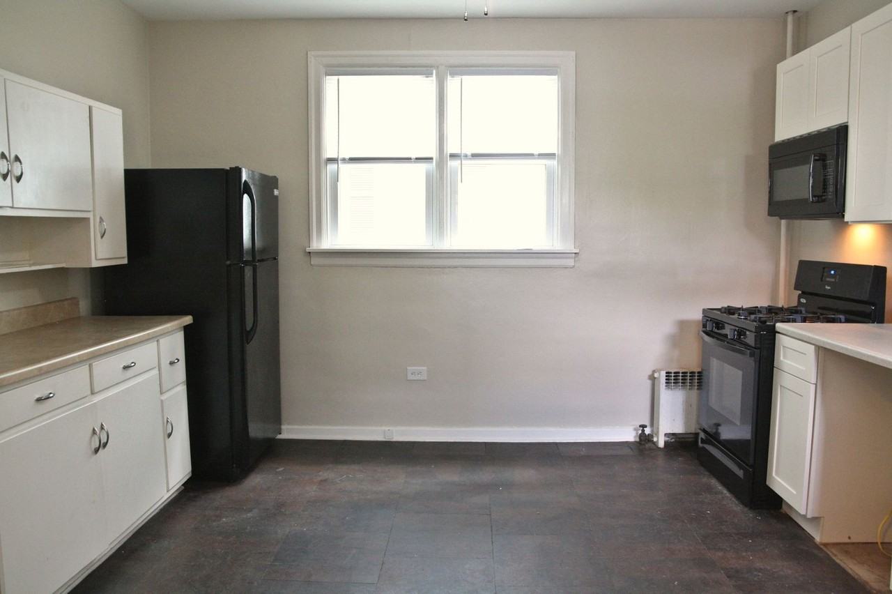 537 2nd Street - Photo 3 of 9