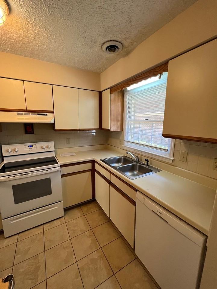 1025 Carolina Rd - Photo 3 of 19