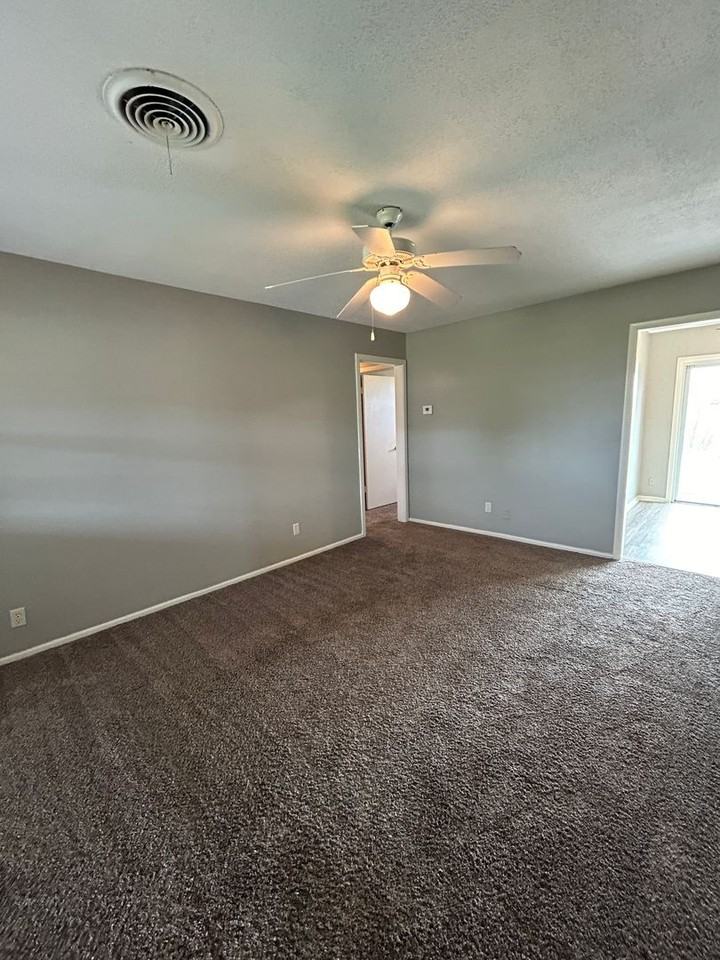 811 Sw 50th St - Photo 4 of 26