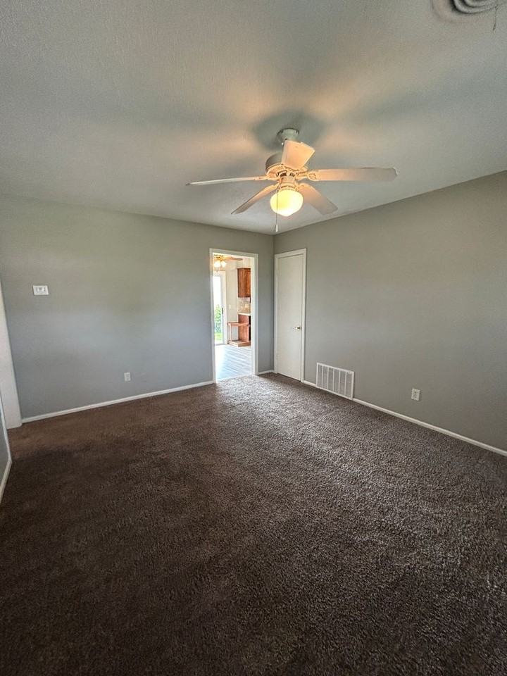 811 Sw 50th St - Photo 5 of 26