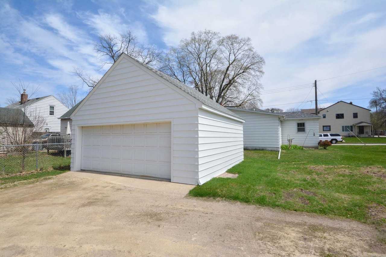 1147 5th Ave Se - Photo 3 of 10