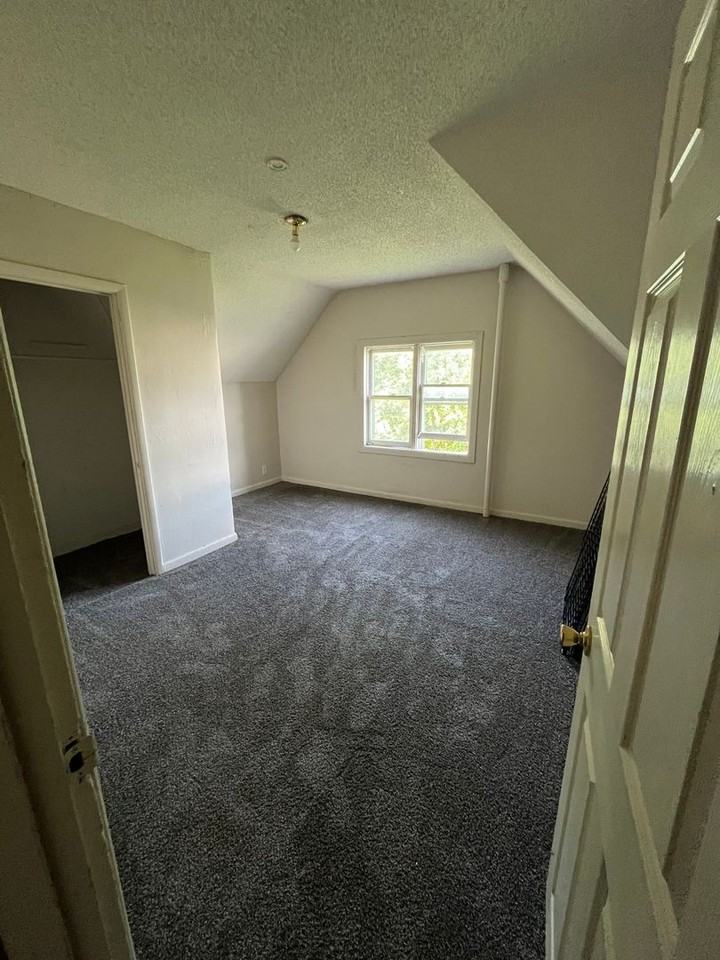 441 Gladys St - Photo 2 of 5