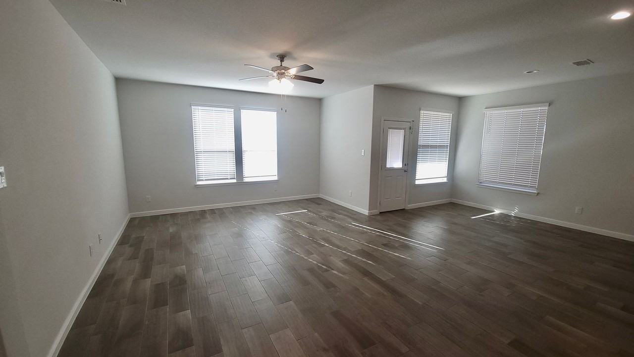 1112 Larkspur Ln - Photo 3 of 23