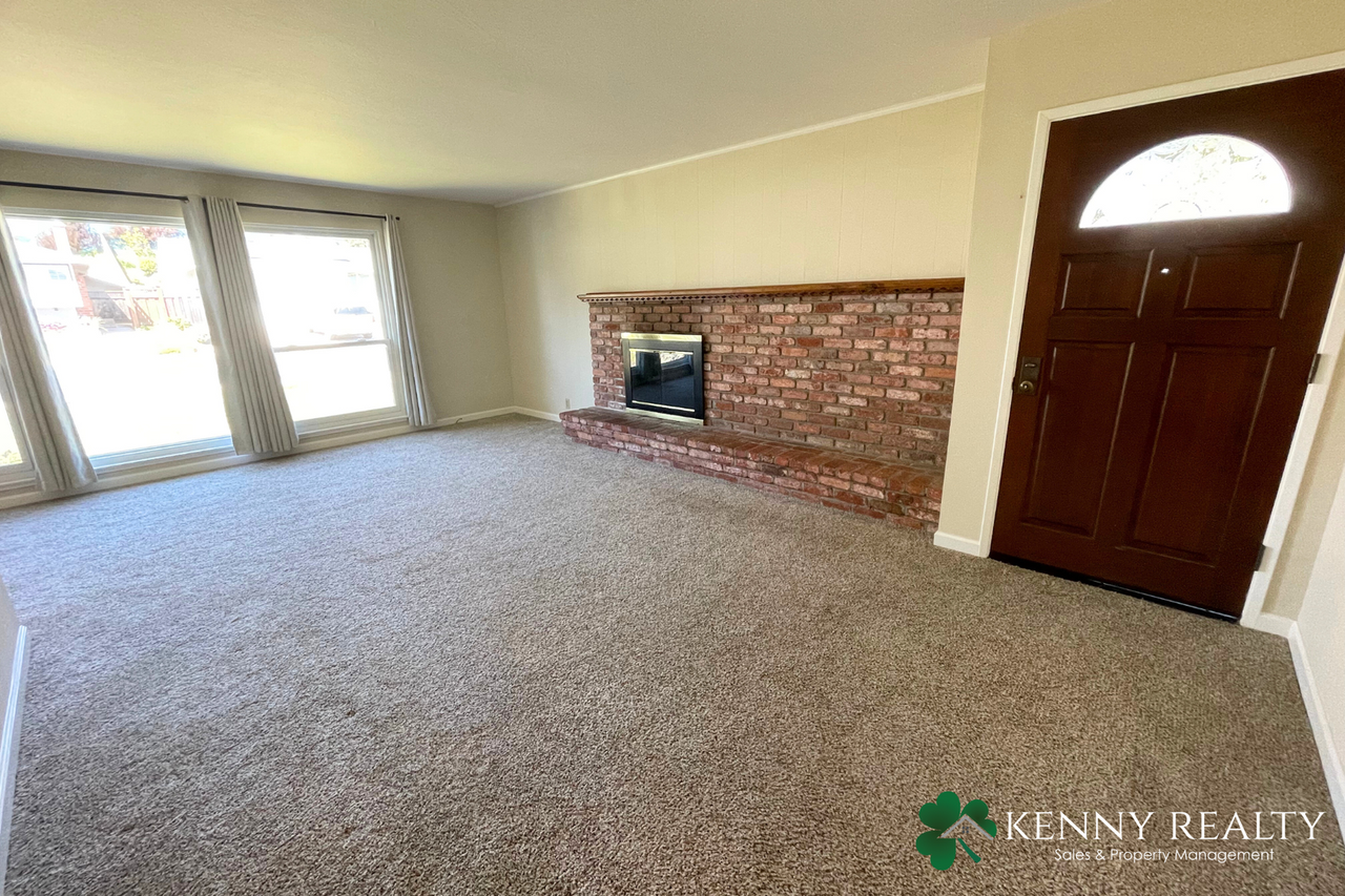 547 Yosemite Dr - Photo 2 of 25