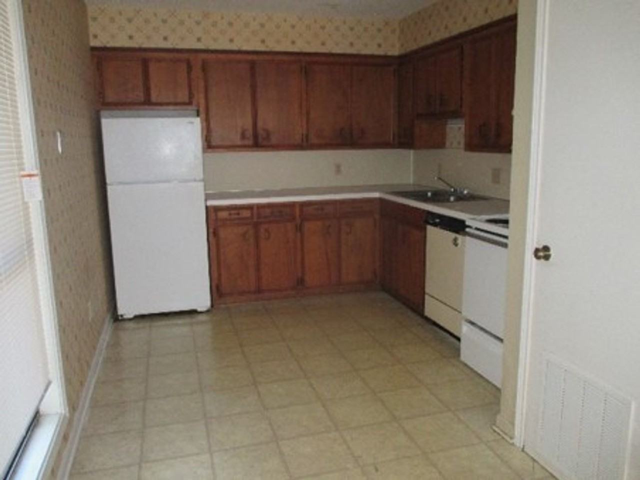 3017 Courtney Ave - Photo 3 of 5