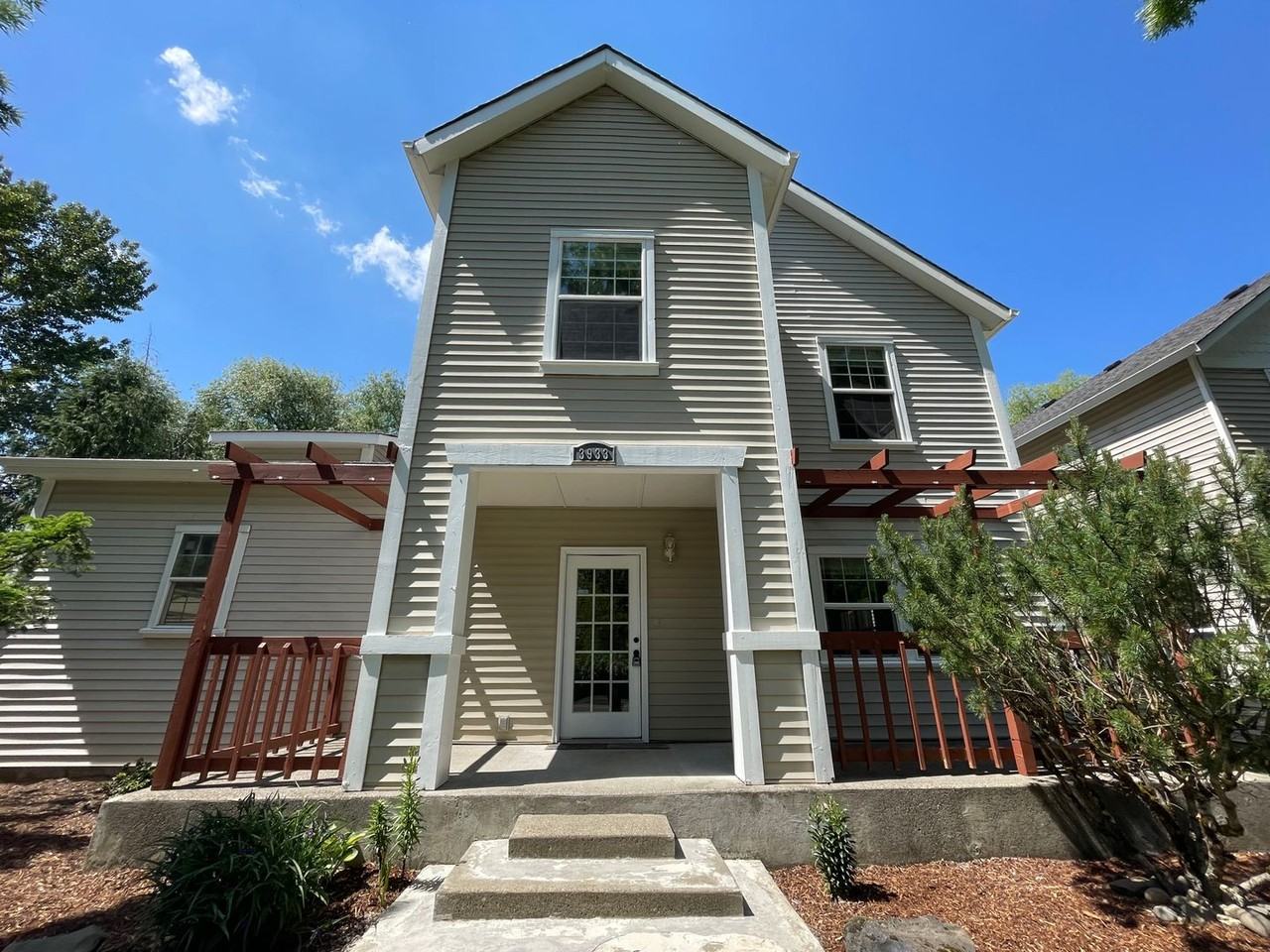 3933 Se Roethe Rd - Photo 4 of 50