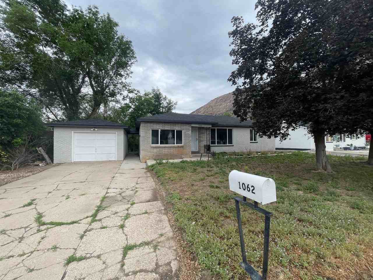 1062 Southwell St - Photo 2 of 26