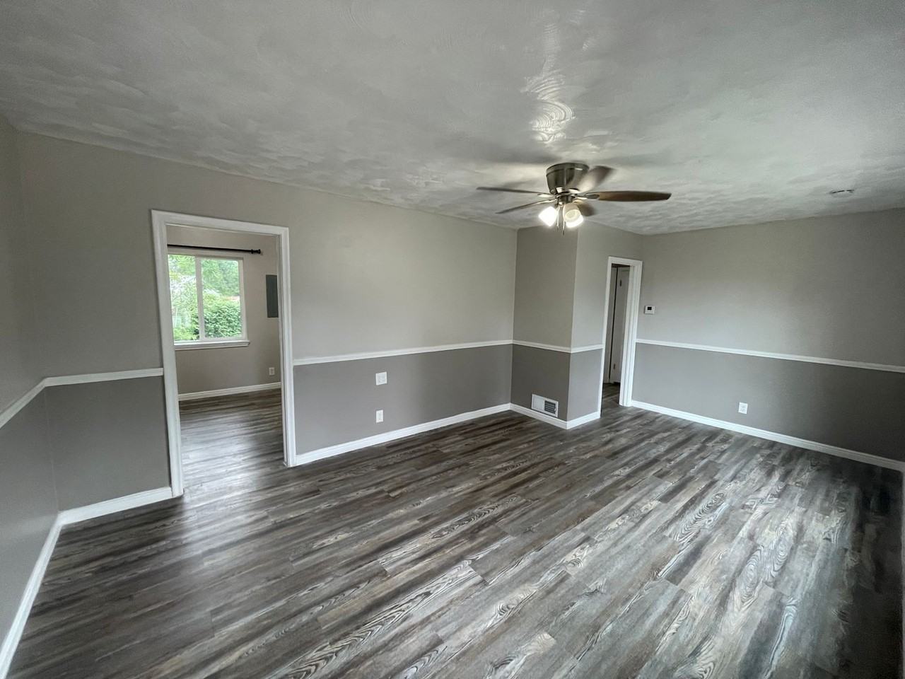 1062 Southwell St - Photo 3 of 26