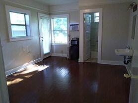 419 University Ave - Photo 4 of 4