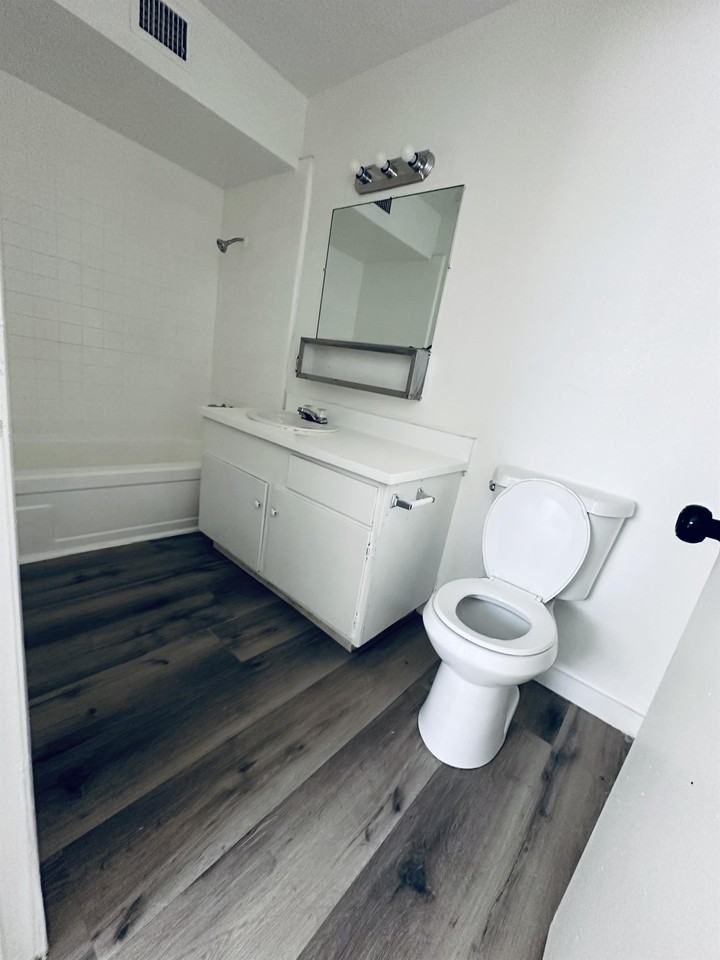 3821 Royal Crest Street - Photo 3 of 9