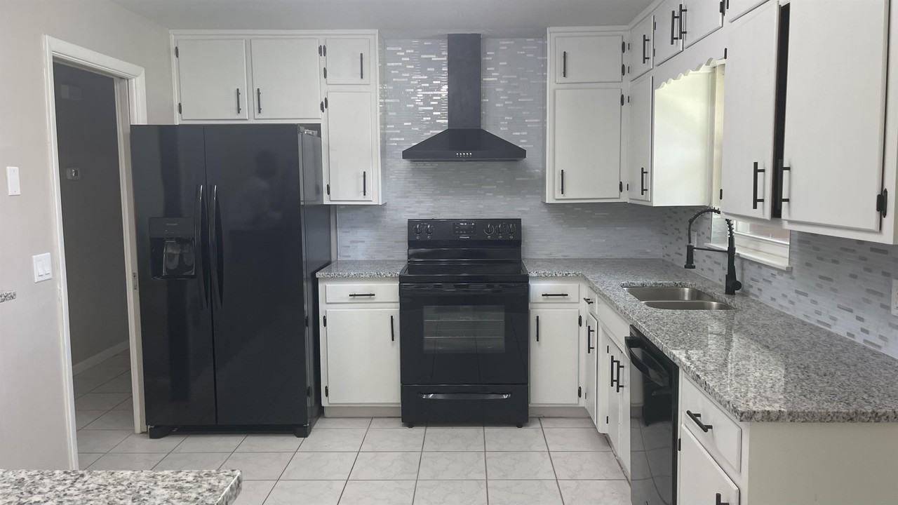5067 Lincolnshire Rd #1 - Photo 3 of 19