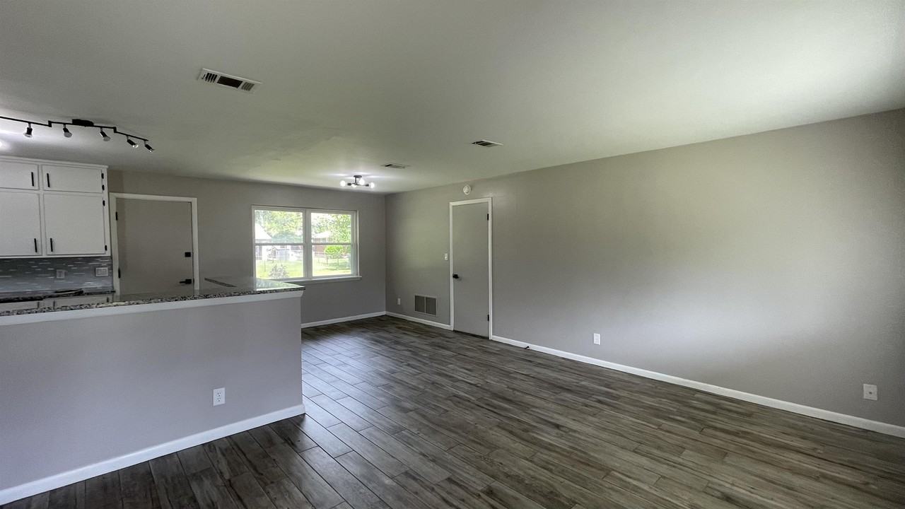 5067 Lincolnshire Rd #1 - Photo 6 of 19