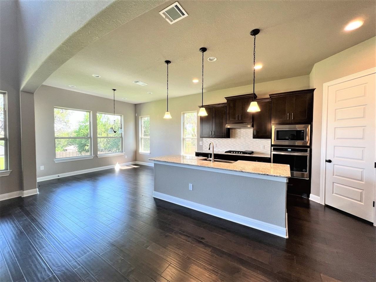 720 Kodiak Trl - Photo 5 of 38