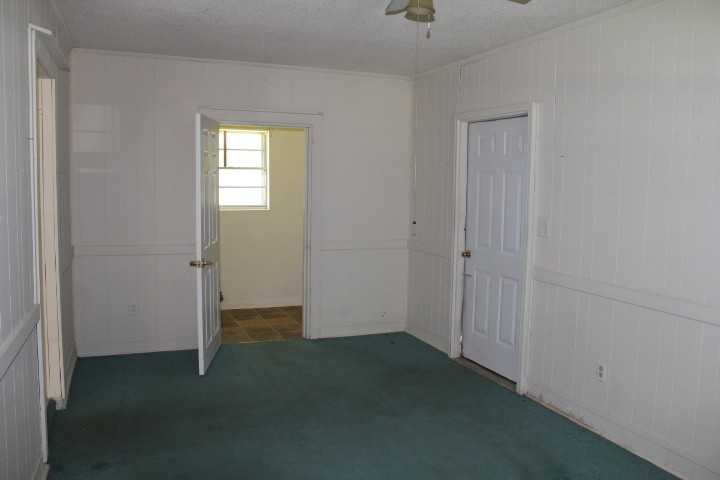 904 N Rangeline St - Photo 3 of 10