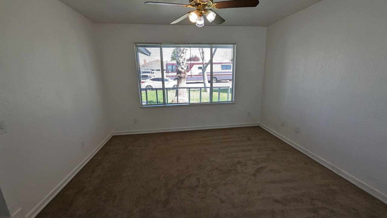 1081 Greenfield Dr - Photo 3 of 14
