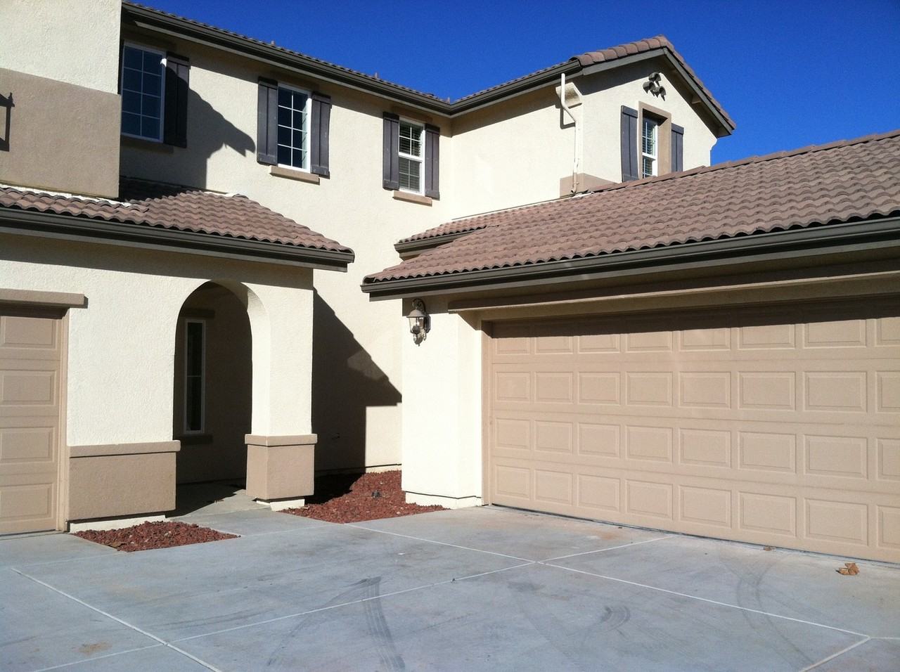 211 Tissot Dr - Photo 2 of 9