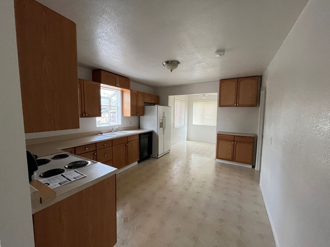 1755 School St - Photo 3 of 8