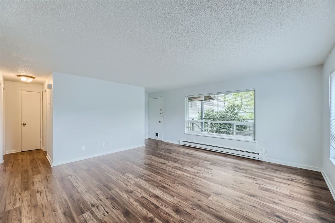 10710 Stone Ave N - Photo 3 of 12