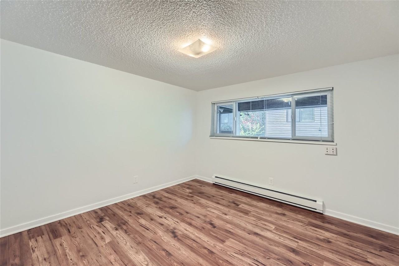 10710 Stone Ave N - Photo 5 of 12